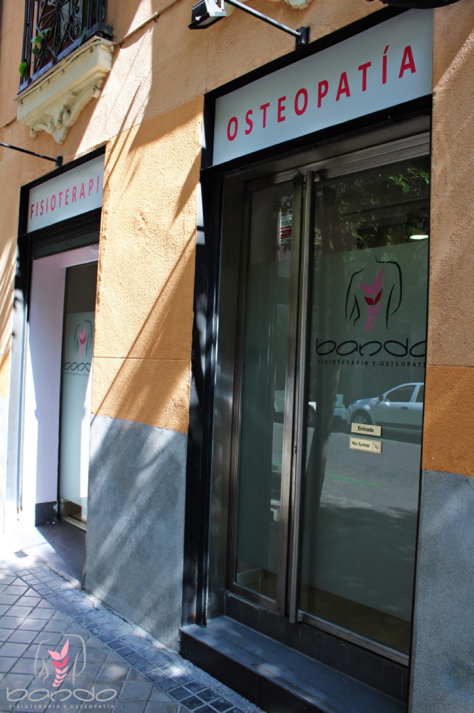 Fachada de Fisioterapia Bando en la calle Antonio Acuña 25, Madrid